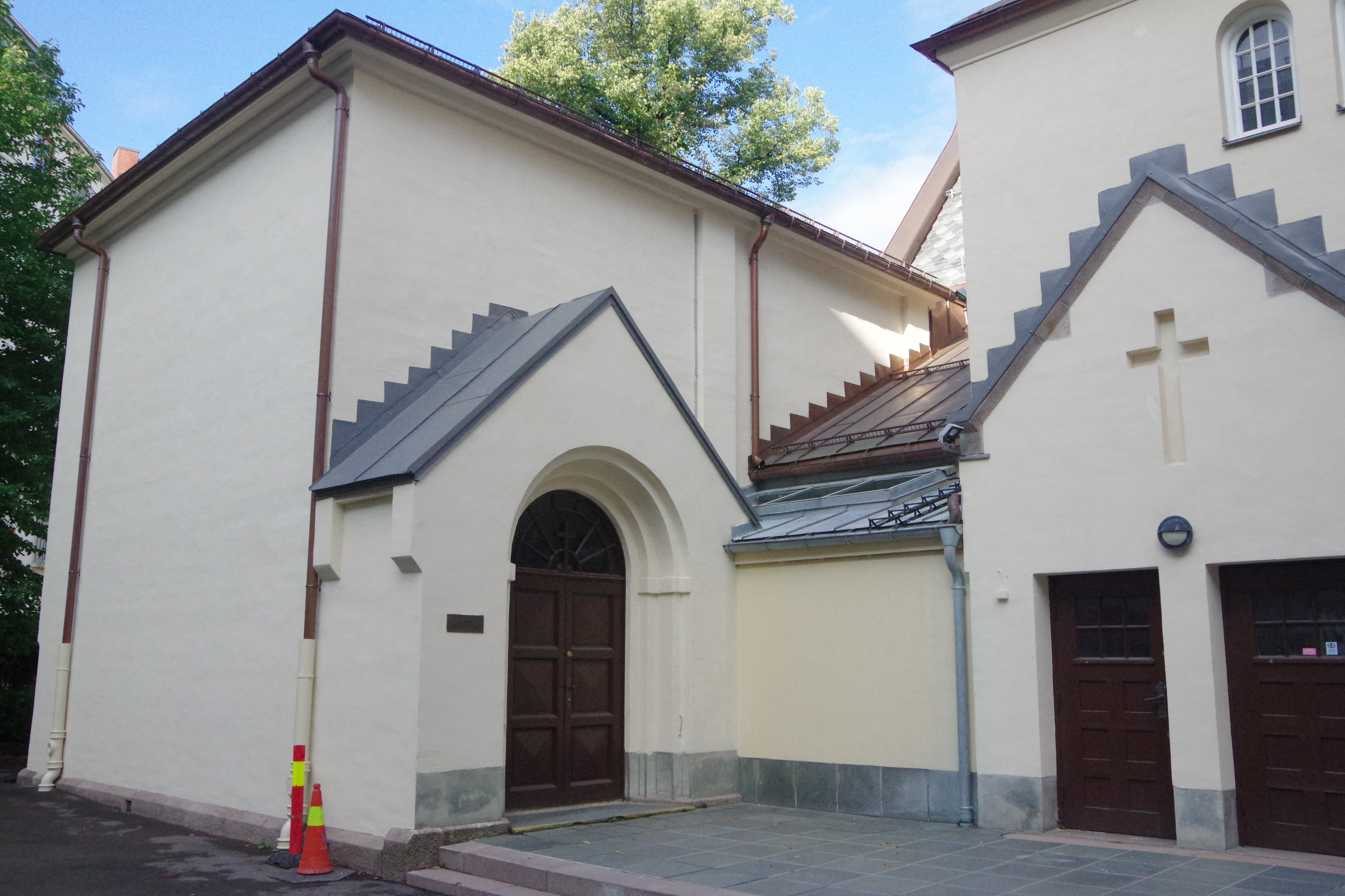Inngangen til Frogner kirkes kapell (til venstre)